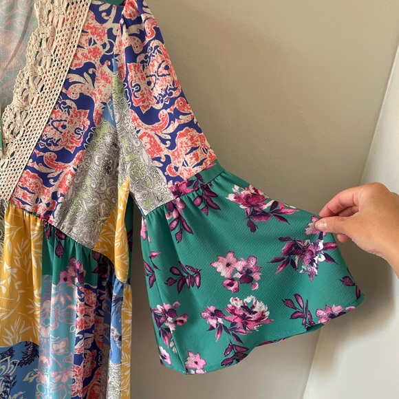 Umgee Lace V Neck Bell Sleeve Floral Dress… - Picture 2 of 7